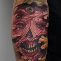 Tatuaggio colorato sul braccio la faccia con tanti occhi in stile freestyle