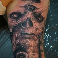 Tatuaggio pittoresco sulla gamba la faccia del mostro