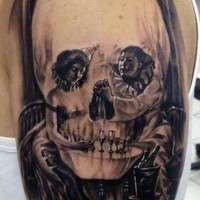 Tatuaggio grande sul braccio due illusionisti sul fondo di teschio