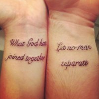 citazione amicizia su due polsi tatuaggio