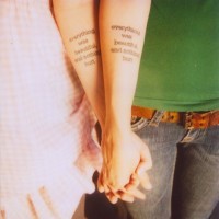citazione d'amicizia tatuaggio su due braccia