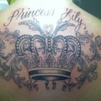 Tatuaje de corona elegante en la espalda