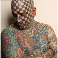 Design Tattoo auf ganzem Gesicht und ganzem Körper