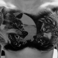 Tatuaje en el pecho, 
luna y dos lobos peligrosos