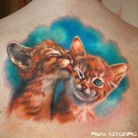 Tatuaje colorido de gatos pelirrojos en la espalda alta