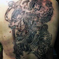 Tatuaje en la espalda,
guerrero samurái  severo, colores negro blanco