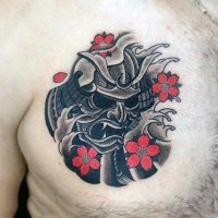 Tatuaje en el pecho, 
 casco de samurái con flores rojas diminutas