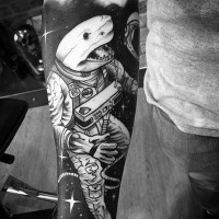 divertente grande squalo in tutto spaziale tatuaggio su braccio