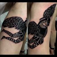 Tatuaje en el brazo, hombre fantástico con alas que vuela, tinta negra