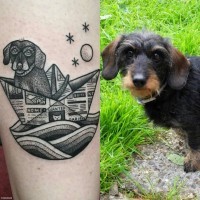 Tatuaje en el antebrazo, perro en el barco de papel, dibujo simple negro blanco