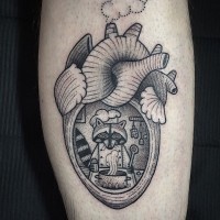 Tatuaje en la pierna, corazón humano con mapache cocinando en él