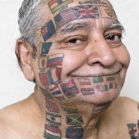 Drolliges und völlig verrücktes Tattoo auf dem Gesicht