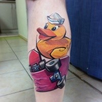 Lustige cartoonische Ente und gebrochenes Skateboard farbiges detailliertes Tattoo