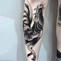 divertente cartone animato nero e bianco gallo tatuaggio su gamba