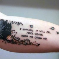 Tatuaje en el brazo, chico con tigre que descansan bajo el árbol y inscipción