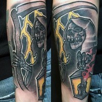 Lustiges cartoonisches farbige Tod Skelett Tattoo am Unterarm mit Straßenlaterne