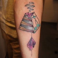 Lustiger cartoonischer Stil farbiges Unterarm Tattoo mit beschädigter mystischer Pyramide