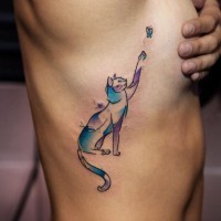 Tatuaje en el costado, gato adorable de colores que caza mariposa diminuta