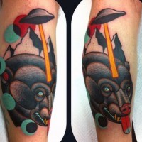 Tatuaje en la pierna, nave extraterrestre pequeño con oso en montañas