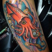 Lustige Design und großer farbiger  Tintenfisch im Raum mit Raketen Tattoo am Ärmel