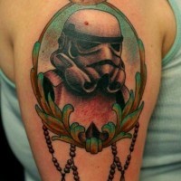 Lustiger und farbiger Storm Troopers Porträt an der Schulter Tattoo