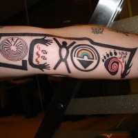 Lustig entworfene und gefärbte verschiedene Tribal-Symbole Tattoo am Ärmel