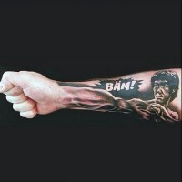 Lustiger schöner schwarzer und weißer Bruce Lee mit Schriftzug Tattoo am Ärmel