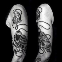 divertente disegno nero e bianco aquila con testa tagliata tatuaggio su braccio