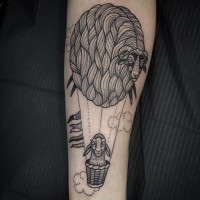 Tatuaje en el antebrazo, globo en forma de oveja divertida, tinta negra