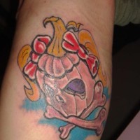 Divertente disegno colorato piccola bambina simbolo pirata tatuaggio su braccio