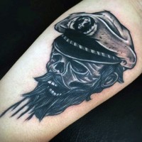 Tatuaje en el antebrazo,
cráneo viejo de marinero con barba