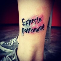 Lustiges im Harry-Potter-Stil farbiges Knöchel Tattoo vom Schriftzug 