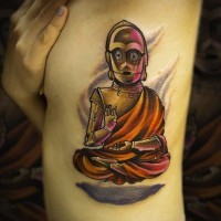 Tatuaje en el costado,  C3PO Buda divertido, estilo hindú