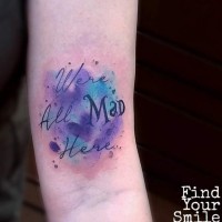 Lustige Beschriftung und violettblaue Farbentropfen Tattoo am Arm im Aquarell Stil