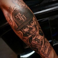 Tatuaje en el antebrazo, esqueleto divertido con sombrero, cigarilla y dinero