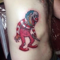 Lustig aussehendes im Cartoon Stil farbiges Seite Tattoo vom Maniak Clown mit Messer