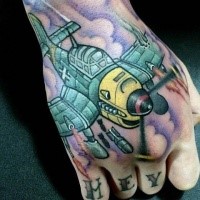 Lustig aussehendes farbiges Hand Tattoo mit WW2 Flugzeug
