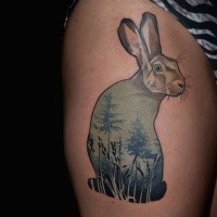 Lustig aussehendes farbiges Oberschenkel Tattoo von Kaninchen mit Wald