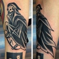 Lustig aussehendes Oldschool schwarzes Unterarm Tattoo des Todes Skater