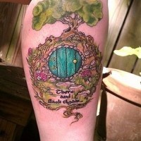 Lustiges Herr der Ringe  buntes Bein Tattoo Tattoo mit Hobbit Haus und Schriftzug