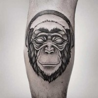 Tatuaje  de cara de mono divertido en auriculares