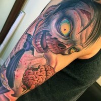 Tatuaje en el brazo,
zombi aterrador con cerebro humano