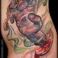 Lustige mystische blutige Libra aus menschlicher Hand Kult Tattoo an der Seite