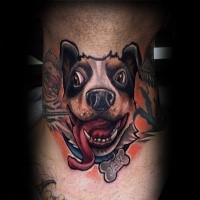 Lustiger neue Schule Stil  gefärbter lächelnder Hund Porträt Tattoo am Bein mit Schriftzug