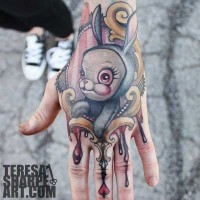Tatuaje en la mano,  conejo ficticio interesante