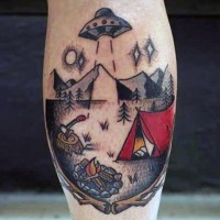 Tatuaje en la pierna, tienda con hoguera en el bosque y nave extraterrestre, estilo viejo  de dibujos animados