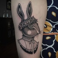 Tatuaje en el antebrazo, conejo en el traje y corona  de flores, estilo vintage