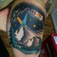 Tatuaje en el brazo, nave extraterrestre con paisaje nocturno simple