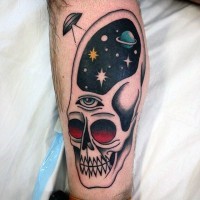 Lustiger großer farbiger Schädel mit Auge und Raum Tattoo am Bein