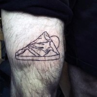 Tatuaje en el muslo, 
 montañas simples, tinta negra